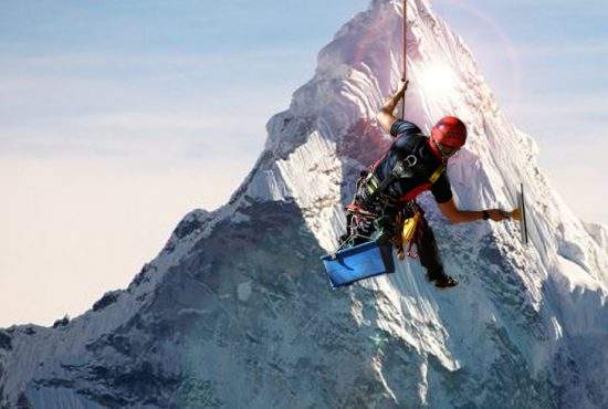 Record! Un tânăr român e primul alpinist utilitar care a spălat Everestul de sus până jos
