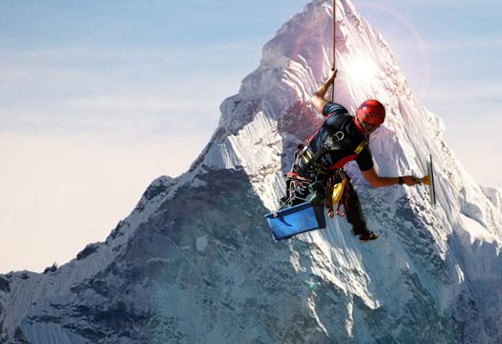 Record! Un tânăr român e primul alpinist utilitar care a spălat Everestul de sus până jos