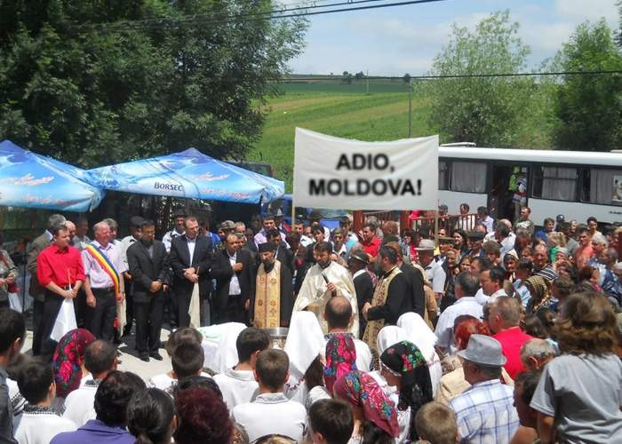 Există şi buzoieni fericiţi! O alunecare de teren a scos un sat din Moldova şi l-a dus în Prahova!