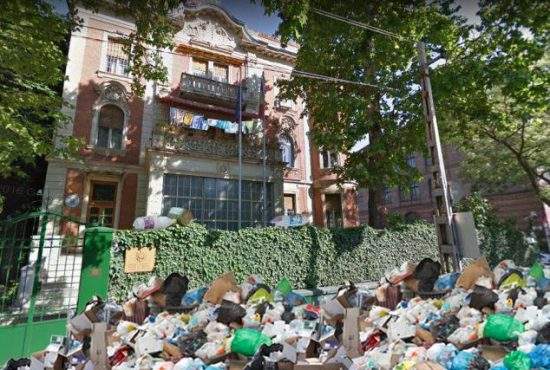 Ungurii ne sfidează din nou! Extremişti maghiari au strâns gunoaiele aruncate pe geam din ambasada României la Budapesta