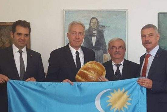 Ambasadorul SUA explică gestul: “Dacă nu mă pozam cu steagul secuiesc, nu-mi dădeau pâine”
