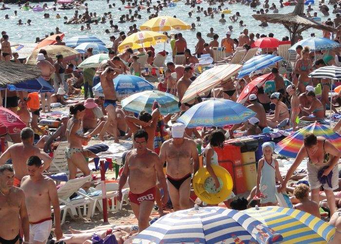 Amenzi usturătoare pentru bărbaţii cu burtă care fac plajă topless