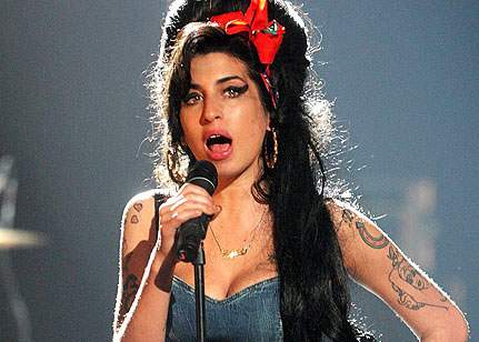 Un român a călătorit în viitor pentru a face glume despre Amy Winehouse și atentatul de la Oslo