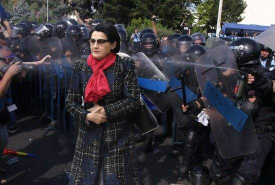Previzibil. Ecaterina Andronescu, bătută de jandarmi după ce a cerut demisia lui Liviu Dragnea