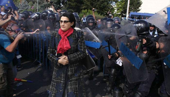 Previzibil. Ecaterina Andronescu, bătută de jandarmi după ce a cerut demisia lui Liviu Dragnea