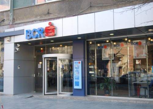 BCR nu mai are bani de salarii, îşi plăteşte angajaţii în carduri