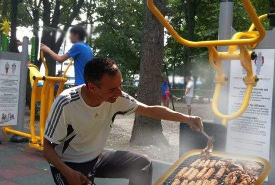 Un român a reparat aparatele de fitness din parcuri şi acum poţi face grătar pe ele
