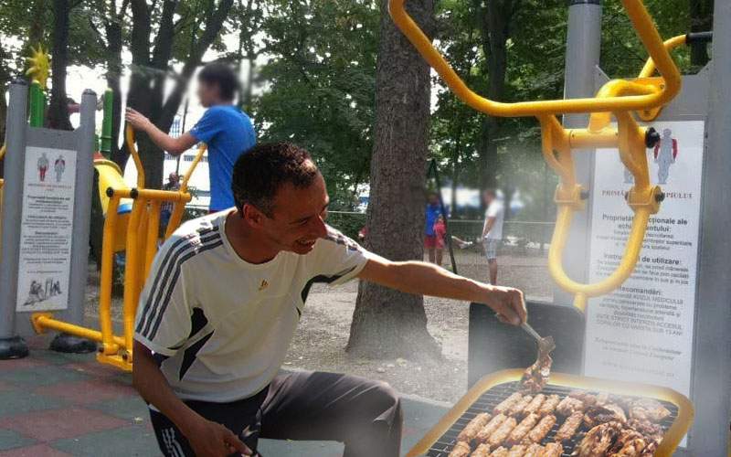 Un român a reparat aparatele de fitness din parcuri şi acum poţi face grătar pe ele