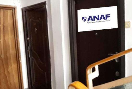 Ingenios! Un român şi-a scris ANAF pe uşă şi l-au ocolit toți colindătorii