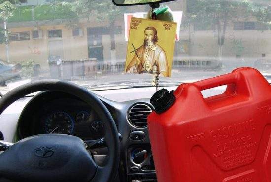 Ăsta miracol! Iconiţa cu Arsenie Boca dintr-un parbriz a început să izvorască benzină