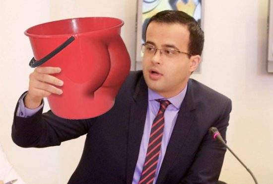 Foto exclusiv! Delir în sediul Antena 3! Angajații se înghesuie la Ass Bucket Challenge