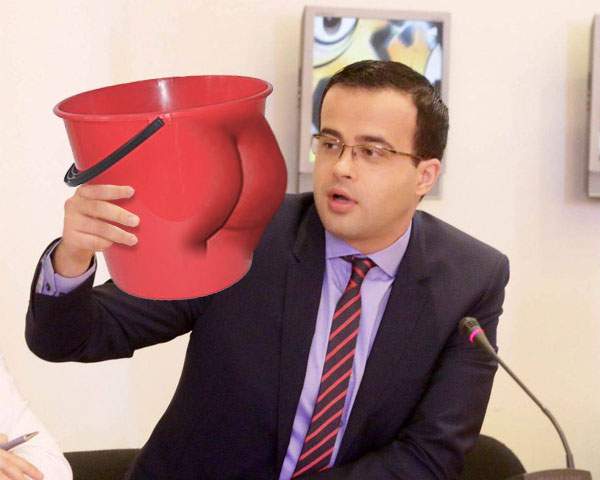 Foto exclusiv! Delir în sediul Antena 3! Angajații se înghesuie la Ass Bucket Challenge