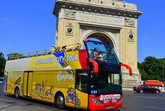 Trăieşte Bucureştiul autentic! În autobuzul turistic vor fi băgaţi pensionari cu care trebuie să te cerţi pe locuri