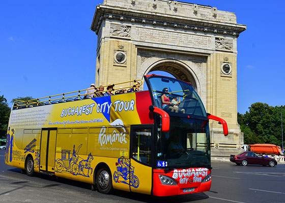 Trăieşte Bucureştiul autentic! În autobuzul turistic vor fi băgaţi pensionari cu care trebuie să te cerţi pe locuri