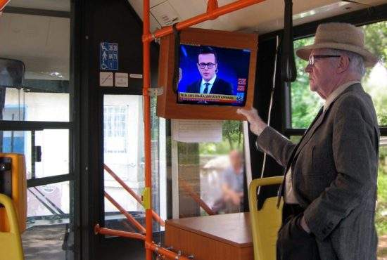 Pensionarii vor telecomenzi pentru televizoarele din autobuze, să poată da pe Antena3
