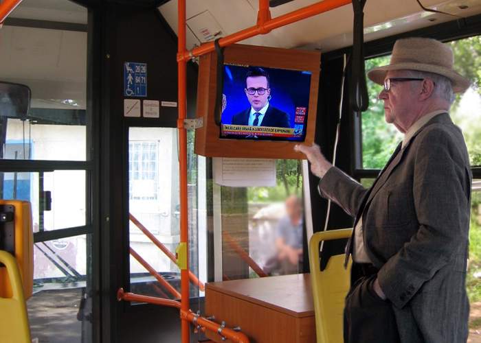 Pensionarii vor telecomenzi pentru televizoarele din autobuze, să poată da pe Antena3