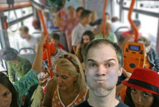 În autobuzele care nu pornesc aerul condiţionat călătorii pot scuipa șoferul printr-o fantă specială