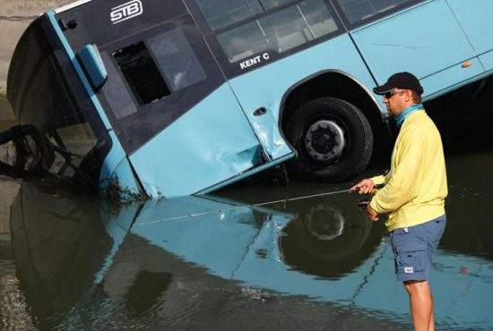 Pescarii spun că în apa Dâmboviţei se ascunde un autobuz mult mai mare decât cel de sâmbătă