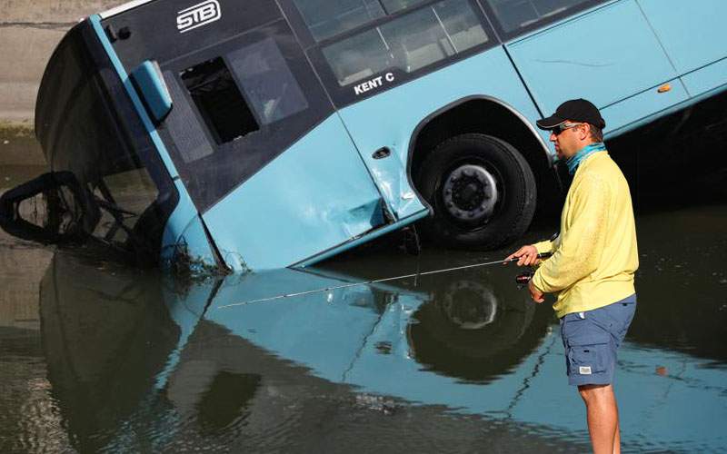 Pescarii spun că în apa Dâmboviţei se ascunde un autobuz mult mai mare decât cel de sâmbătă