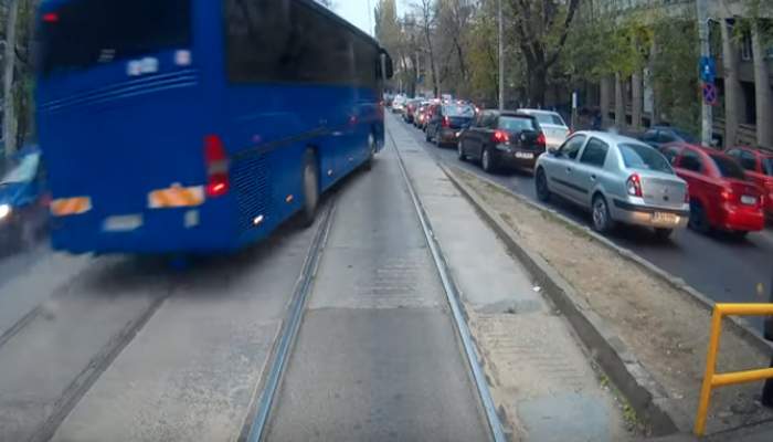 Jandarmeria protestează: Primăria a pus garduri pe linia tramvaiului 21 şi nu mai putem să intrăm cu autocarele!