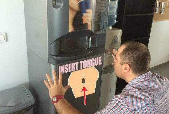 Ingenios! În sediul Antena 3 există un automat de cafea în care nu bagi fise, ci dai limbi unui cur