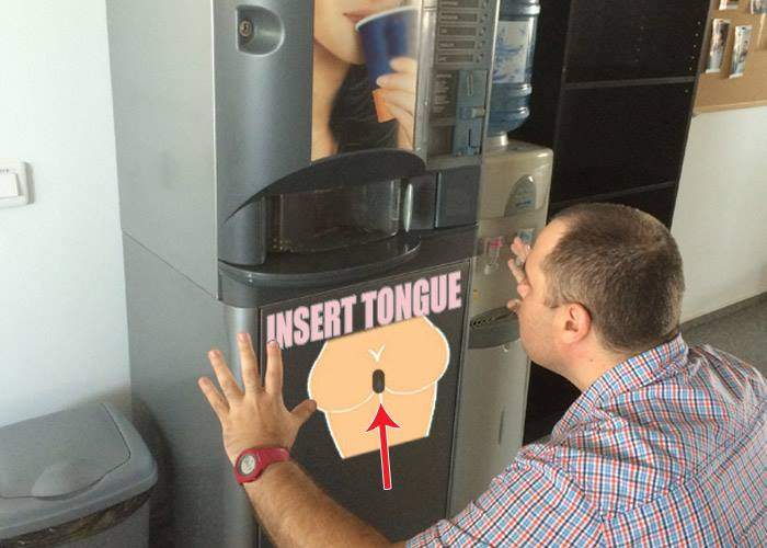 Ingenios! În sediul Antena 3 există un automat de cafea în care nu bagi fise, ci dai limbi unui cur