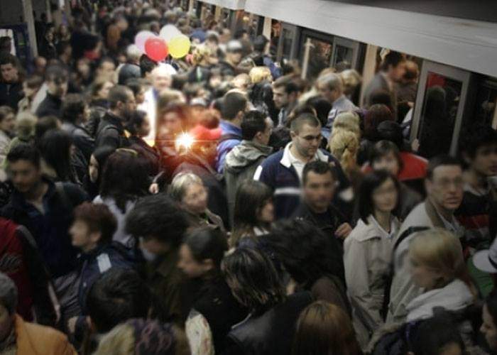 Un român și-a montat avarii pe șapcă ca să poată să încurce și traficul la metrou