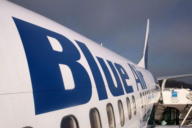 Blue Air le-a cerut clienților o poză față-verso cu cardul, ca să le bage banii