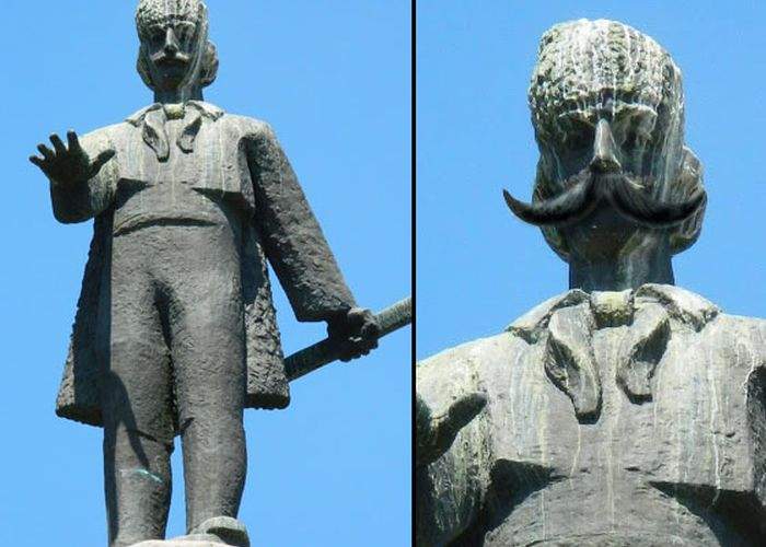 Poza zilei! Pentru că e prea urâtă, statuia lui Avram Iancu din Cluj va fi rebotezată Károly Róbert