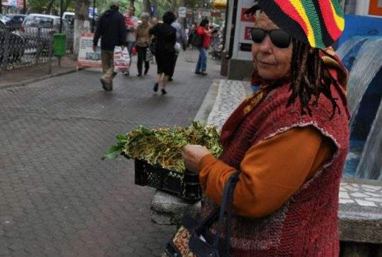 O băbuţă a renunţat la pătrunjel şi acum vinde marijuana, că sunt amenzile mai mici