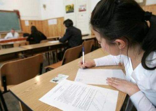 Încep probele scrise la Bac! Mulţi elevi îngraşă porcul în ajun: au învăţat azi să scrie