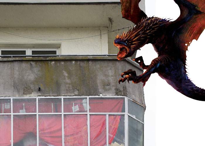 Ca-n Game of Thrones! Unui român i-au clocit 3 dragoni pe balcon şi acum înoată în găinaţ