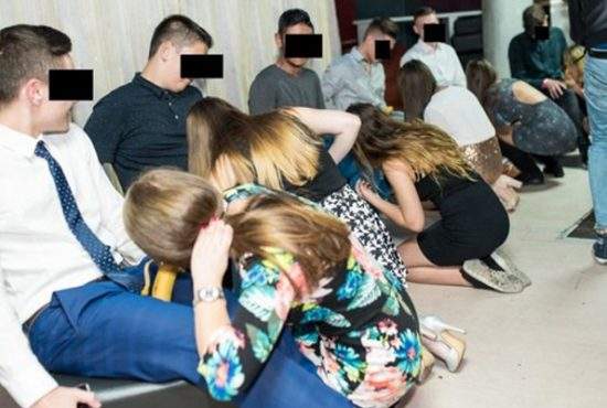 Sancţiune dură pentru elevii de la Cluj. Au fost puşi să mănânce o banană dintre picioarele directorului