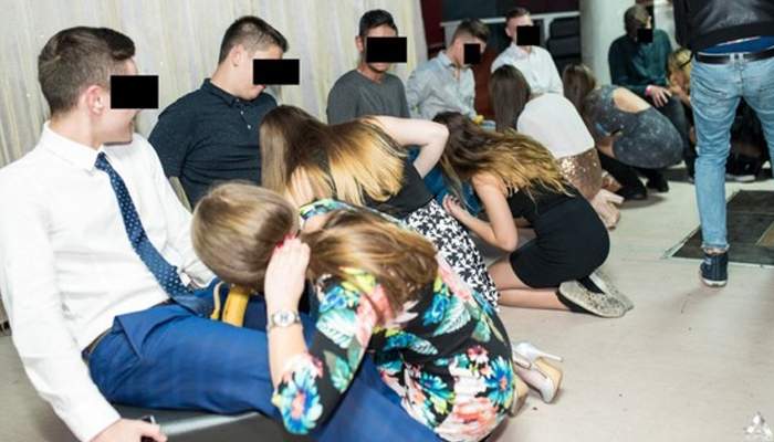 Sancţiune dură pentru elevii de la Cluj. Au fost puşi să mănânce o banană dintre picioarele directorului