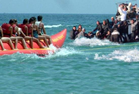 Incident naval la Mamaia: o plută cu 100 de imigranţi a lovit o banană cu 100 de cocalari