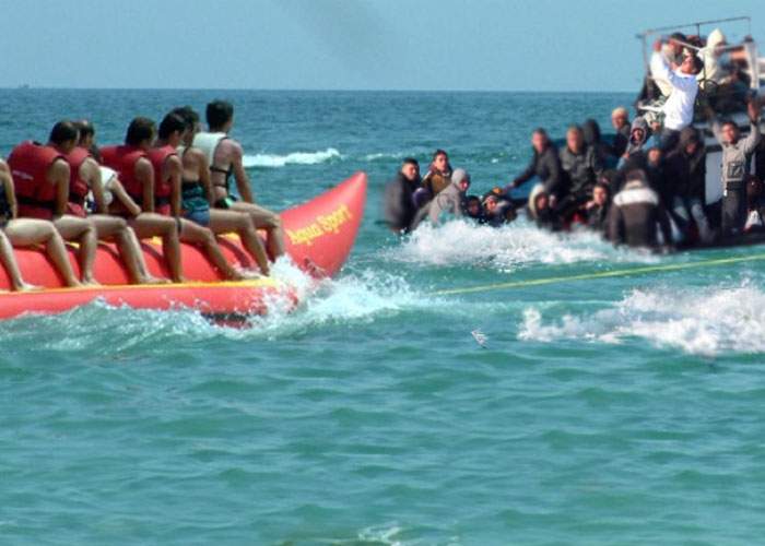 Incident naval la Mamaia: o plută cu 100 de imigranţi a lovit o banană cu 100 de cocalari