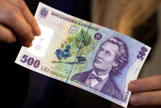 Un român a găsit o bancnotă de 500 lei pe jos și a pus-o la coș că nu știa ce e
