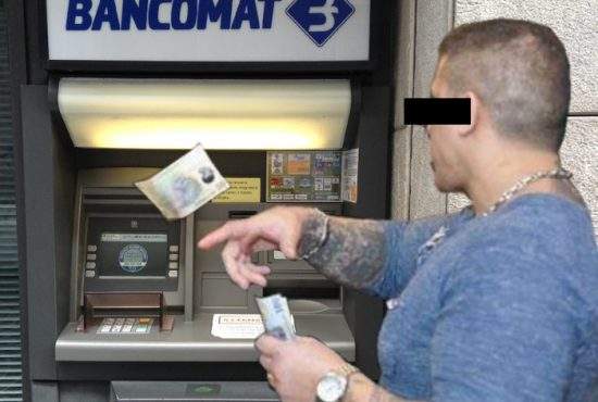 Băncile vin cu tactici moderne. A apărut bancomatul care cântă manele, ca să te facă să depui bani