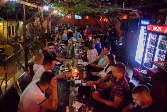 În loc să dea sute de euro pe chirie, un student din Cluj își petrece nopțile în bar: ”Ies mult mai ieftin așa!”