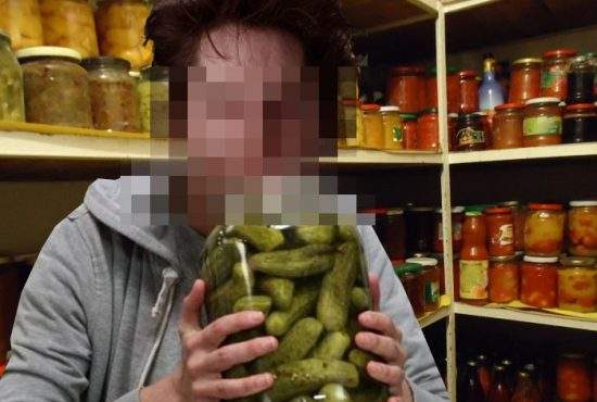 După o noapte de beţie, un bărbat a devenit vegan! E deja la al treilea borcan de murături