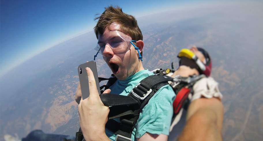 Tragedie aviatică! A sărit cu paraşuta şi nu i s-a deschis telefonul să facă live pe Facebook