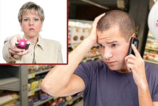 Studiu: Bărbaţii nu pot cumpăra nimic din magazine, dacă nu sunt teleghidaţi de soţii prin telefon