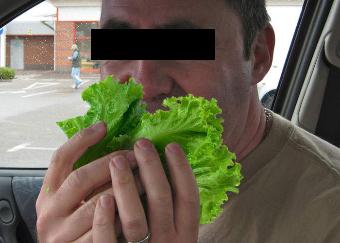 Un român susţine că după dezmăţul de 1 Mai nu mai suportă să vadă carne, aşa că bagă doar mici înveliţi în salată