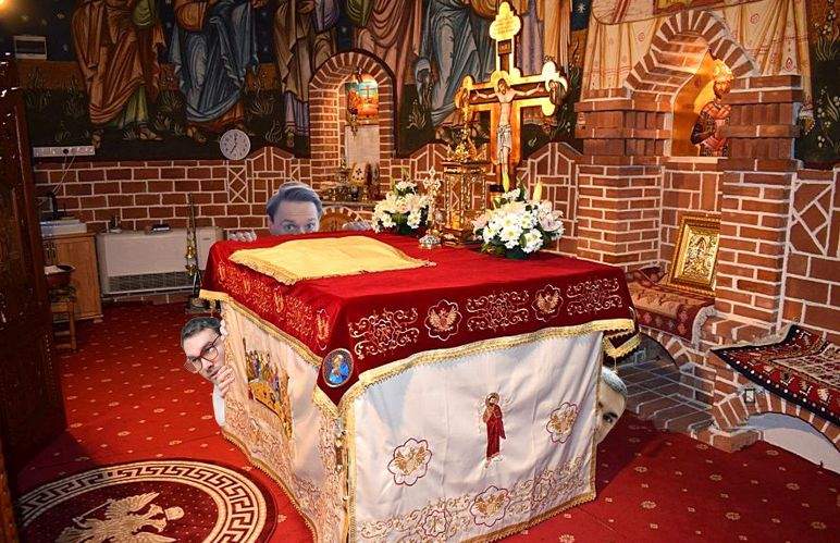 Disperare de Mărțișor! 15 bărbaţi s-au ascuns după un altar, că acolo n-au voie femeile