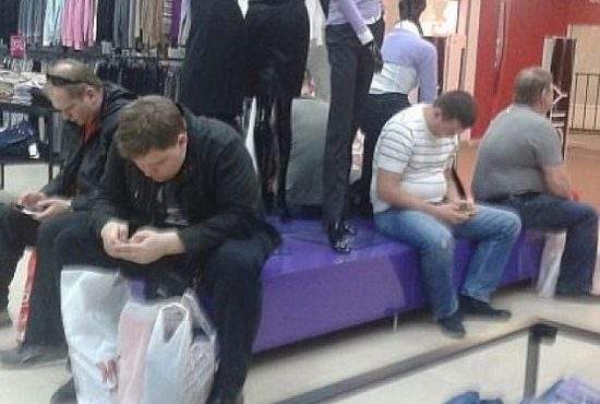 O nouă modă printre swingeri! Bărbații își schimbă nevestele pe care trebuie să le aștepte în mall