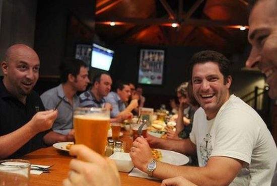 Studiu! Cercetătorii care spun că nu există beneficii ale alcoolului sunt bărbați pe care nu i-au lăsat nevestele la bere