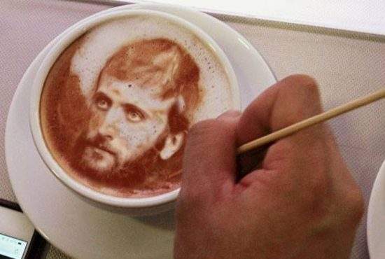 A apărut un barista creştin, care în loc de flori sau urşi îţi desenează un Arsenie Boca pe cafea