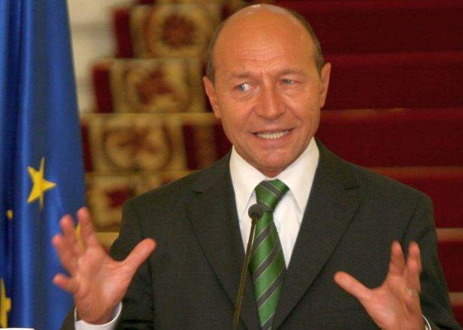 Băsescu: „Obama a fost slugă la albi”