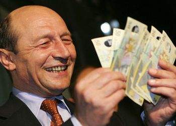 Băsescu îl parafrazează pe Iliescu: ”Voi ieși din politică cu mâinile la spate, încătușate”