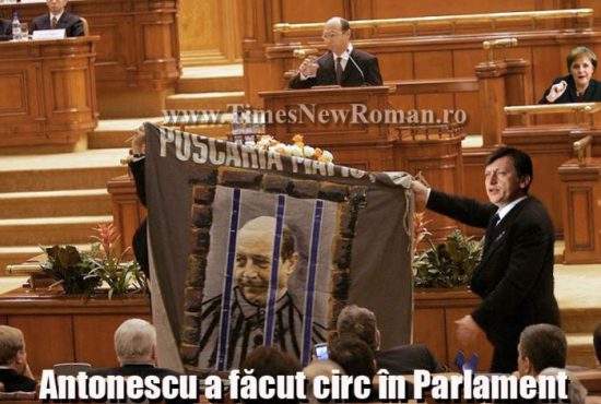 Băsescu, asistat de Merkel, a condamnat nazismul în Parlament